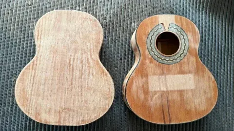 Dois tampos de cavaquinho, um com a boca e a roseta