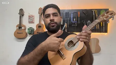 Regulagem de cavaquinho com a escala protegida por fita