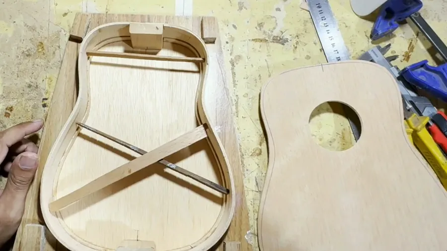 Laterais e tampo de ukulele em construção na bancada